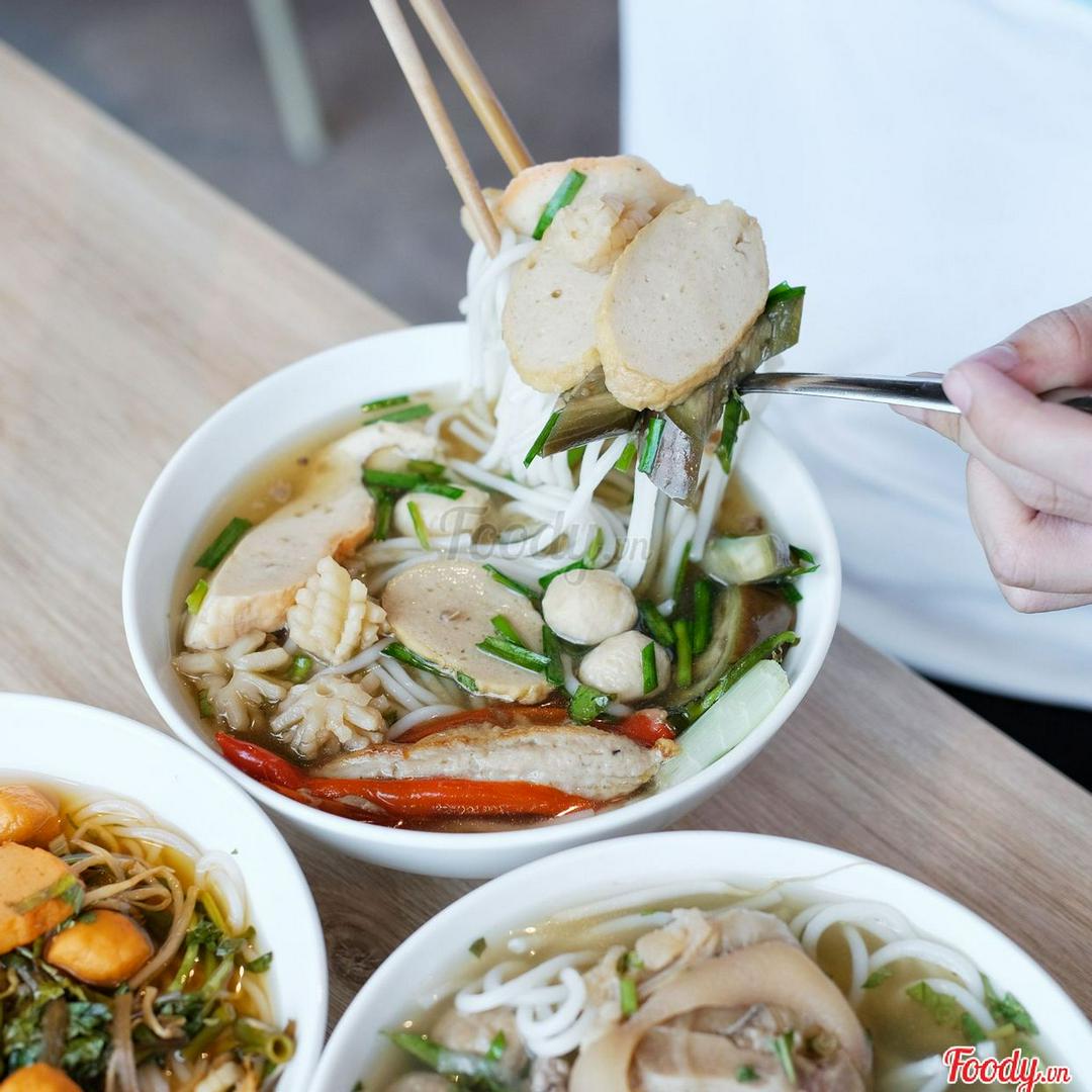 bun-bo-hue-to-thuong-cha-thit-bo-tai-bo-vien