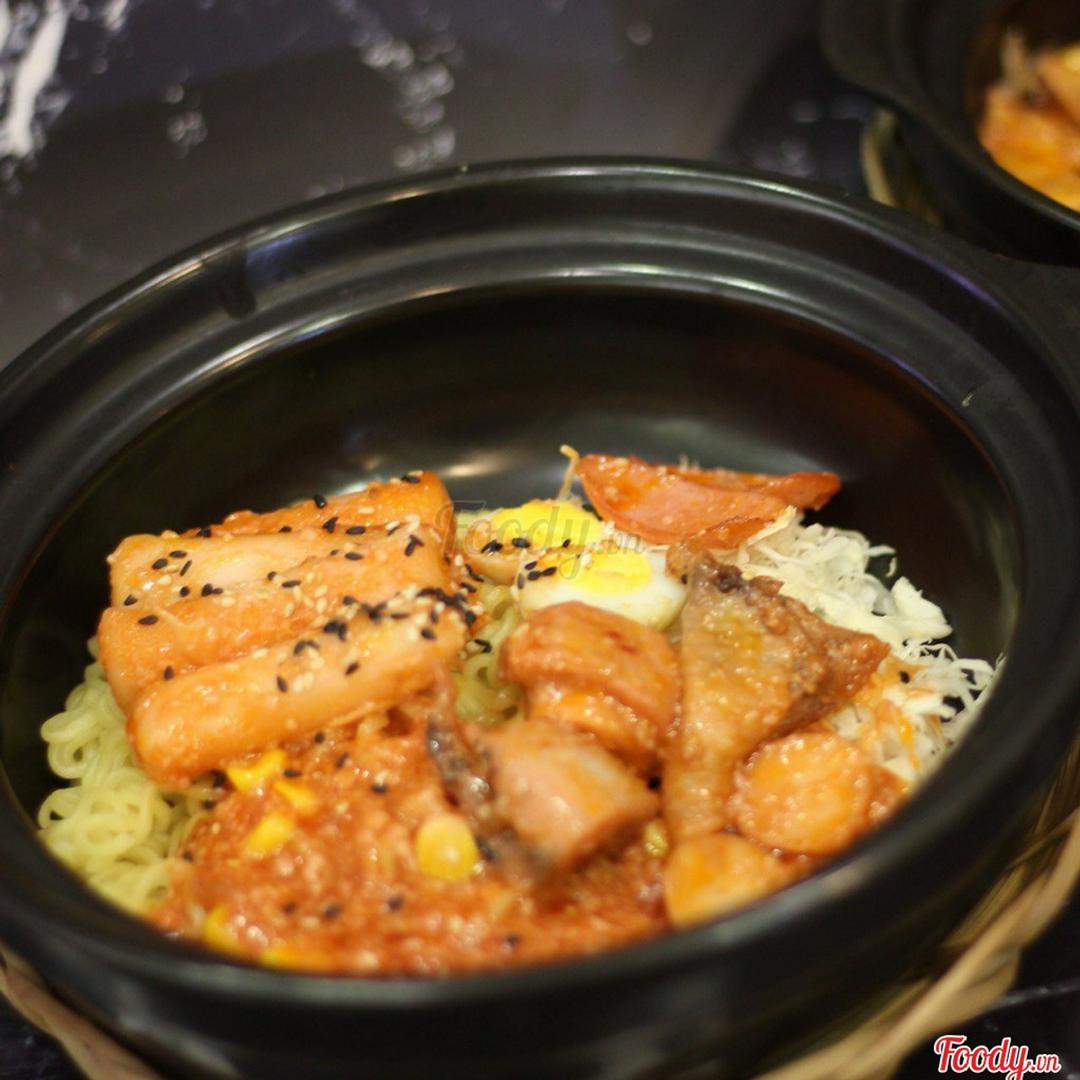 mi-ramen-tron-tokbokki-ga-keo-pho-mai