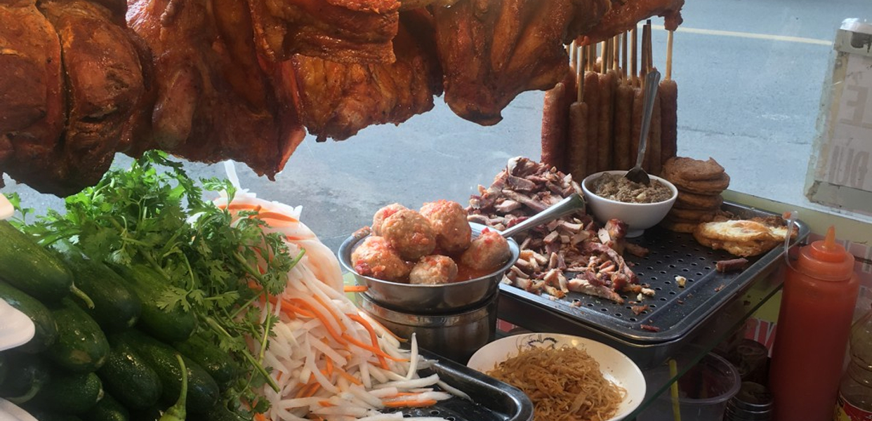 hung-ky-banh-mi-heo-quay-no-trang-long