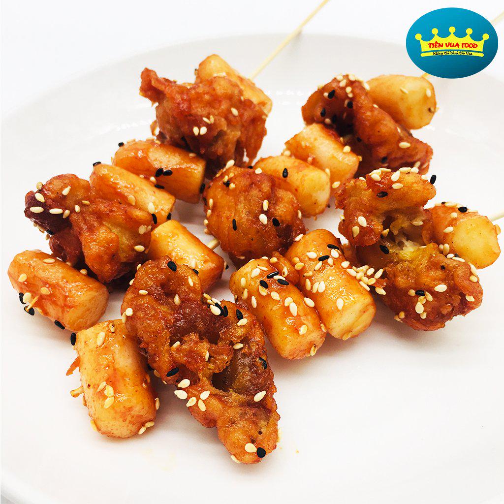 ga-vien-xien-que-to-tron-banh-gao-han-quoc-sot-cay