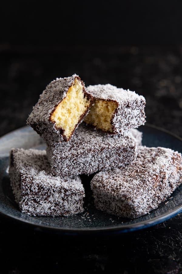 lamington-cake-socola-phu-dua