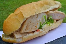banh-mi-cha-gio-trung-cuon