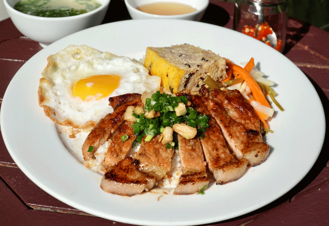 com-suon-lap-xuong-op-la