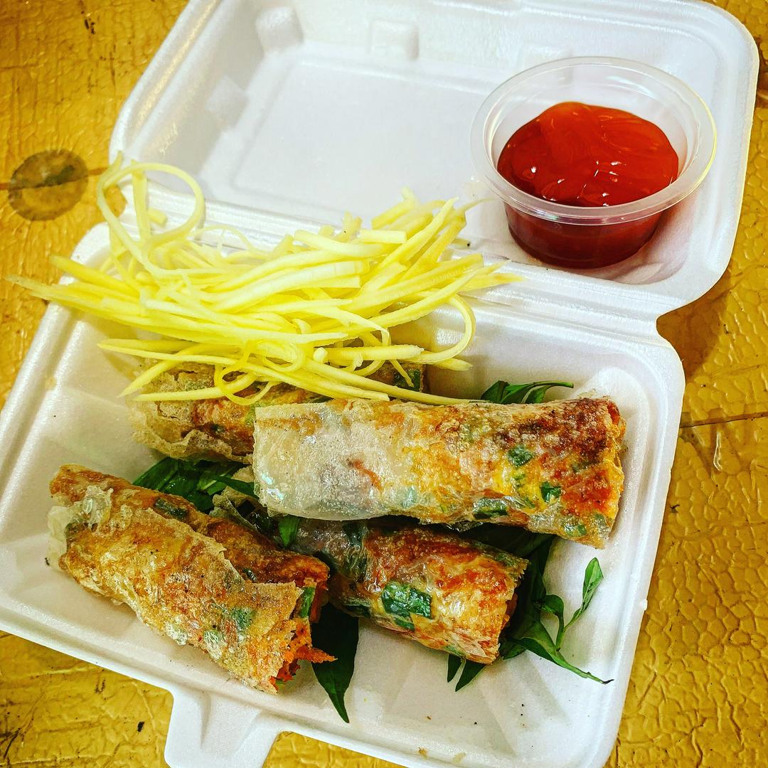 banh-trang-chien-xuc-xich-trung