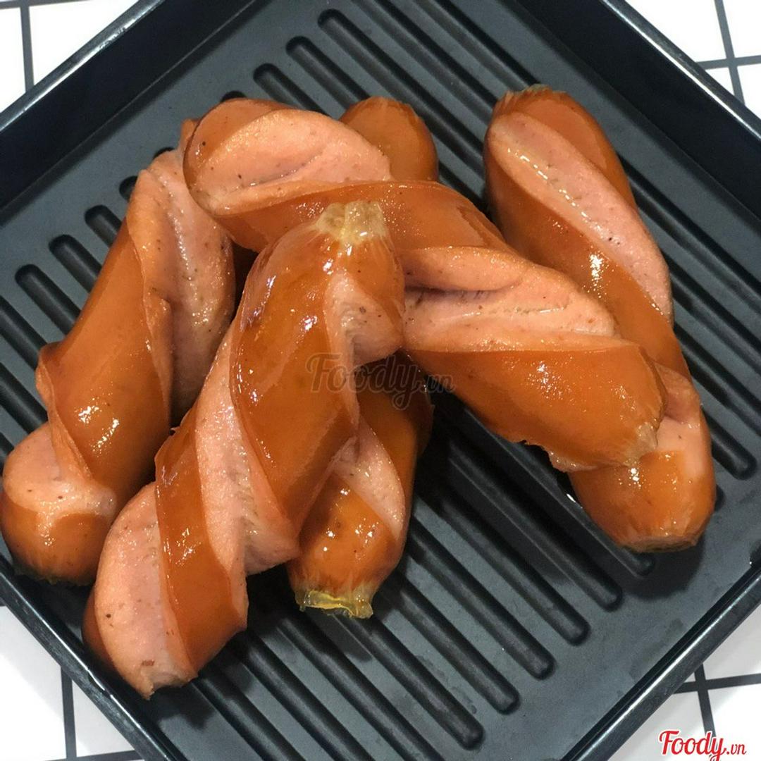 xuc-xich-chien-2-cay