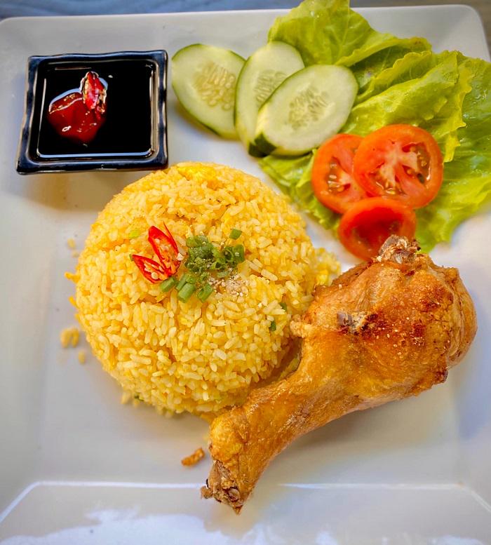 com-chien-ui-ga-mam-toi-canh-rong-bien-thit-bam