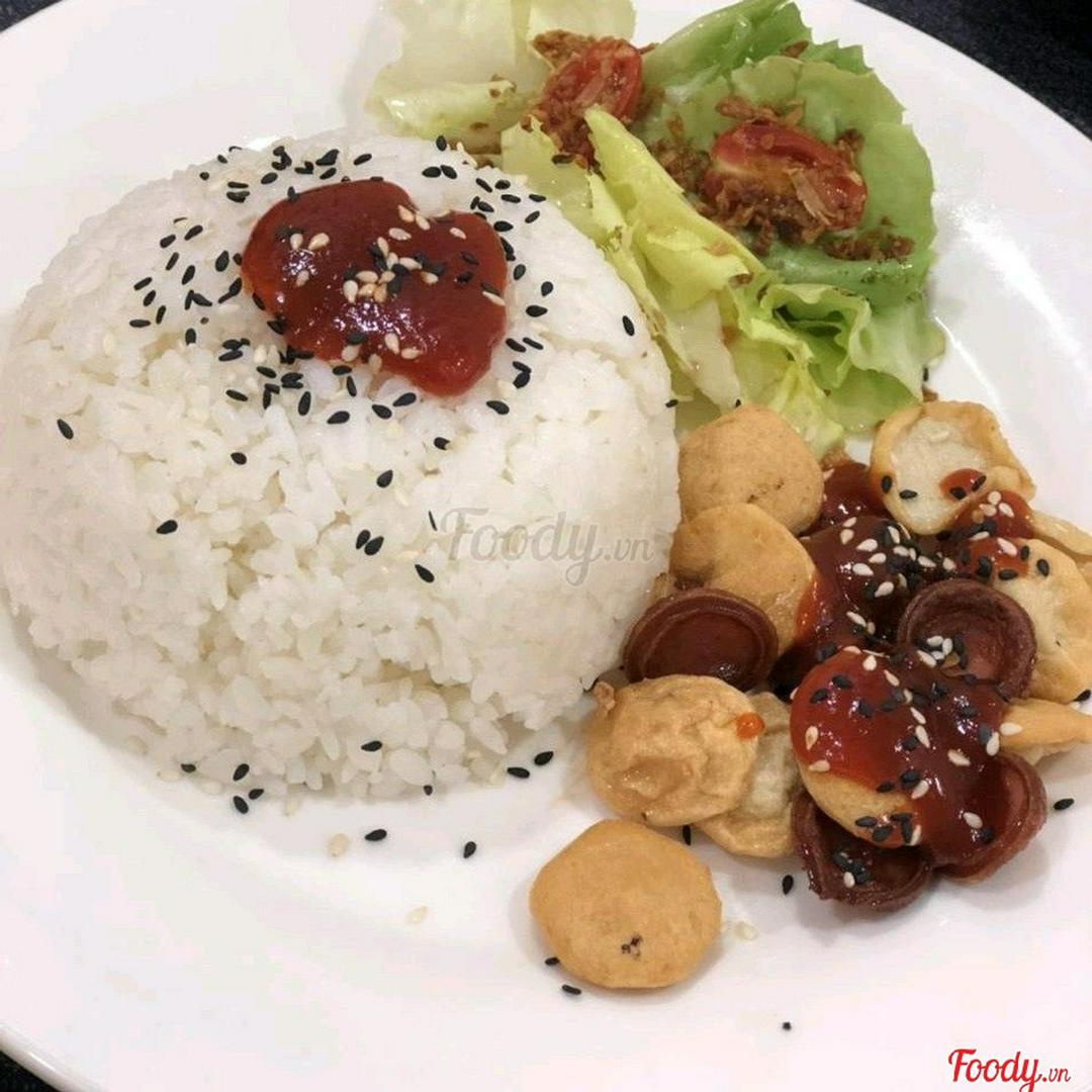 com-ca-vien-xuc-xich