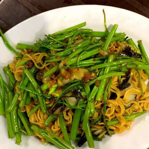 oc-giac-xao-mi-rau-muong