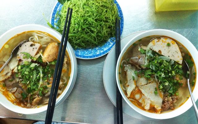 bun-bo-hue-hanh-banh-van-tran