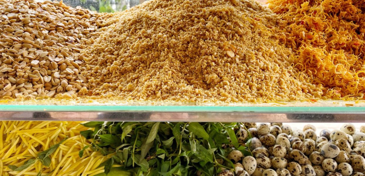 co-nam-banh-trang-tron-va-cuon-le-thi-hong