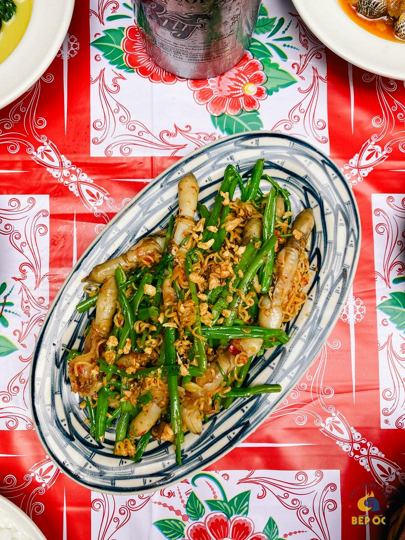 mi-goi-xao-oc-mong-tay-sot-sa-te-va-rau-muong