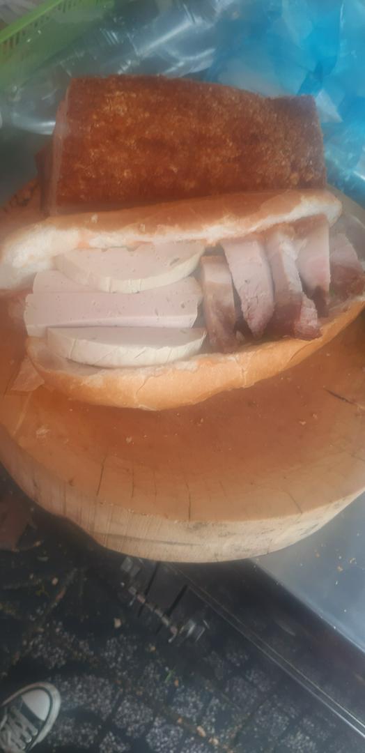 banh-mi-heo-quay-cha-lua