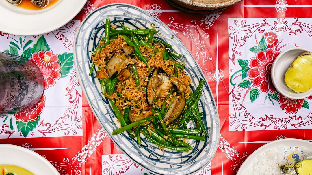 mi-goi-xao-oc-giac-sot-sa-te-va-rau-muong