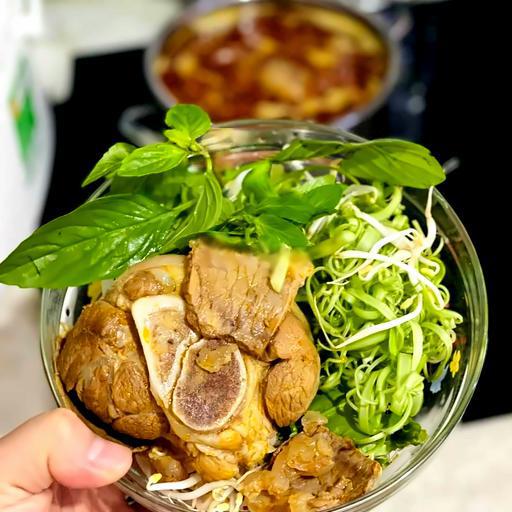 bun-bo-ac-biet-gio-uoi-bo-tai-nam-gan-bo-vien-cha