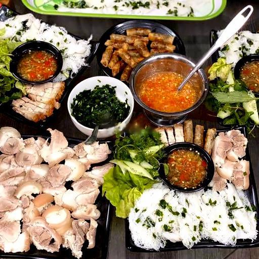 4-nguoi-an-heo-luoc-ram-tom-banh-hoi