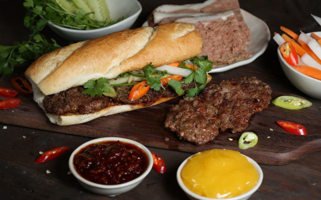 lycuti-banh-mi-heo-quay-nguyen-son