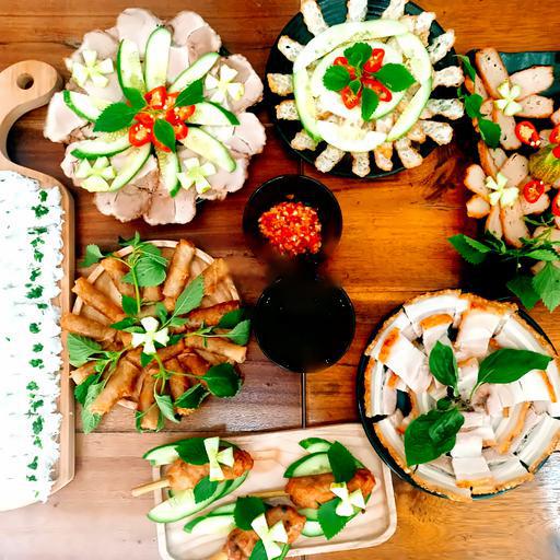 4-nguoi-an-heo-quay-nem-lui-cha-com-banh-hoi