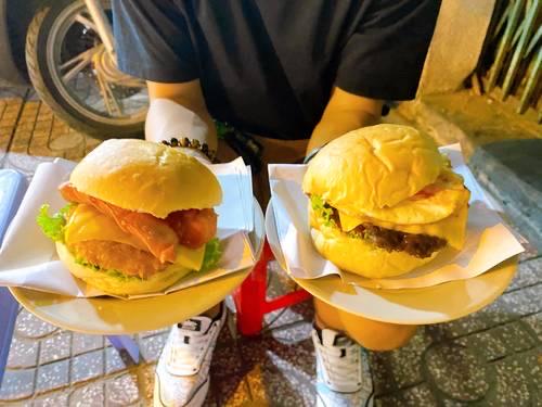 hamburger-bo-trung-pho-mai-xuc-xich