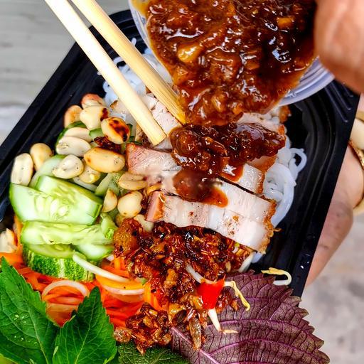 bun-tron-heo-nuong-mam-nem-tang-kem-o-uong-tuy-chon-coca-nuoc-cam-nuoc-suoi