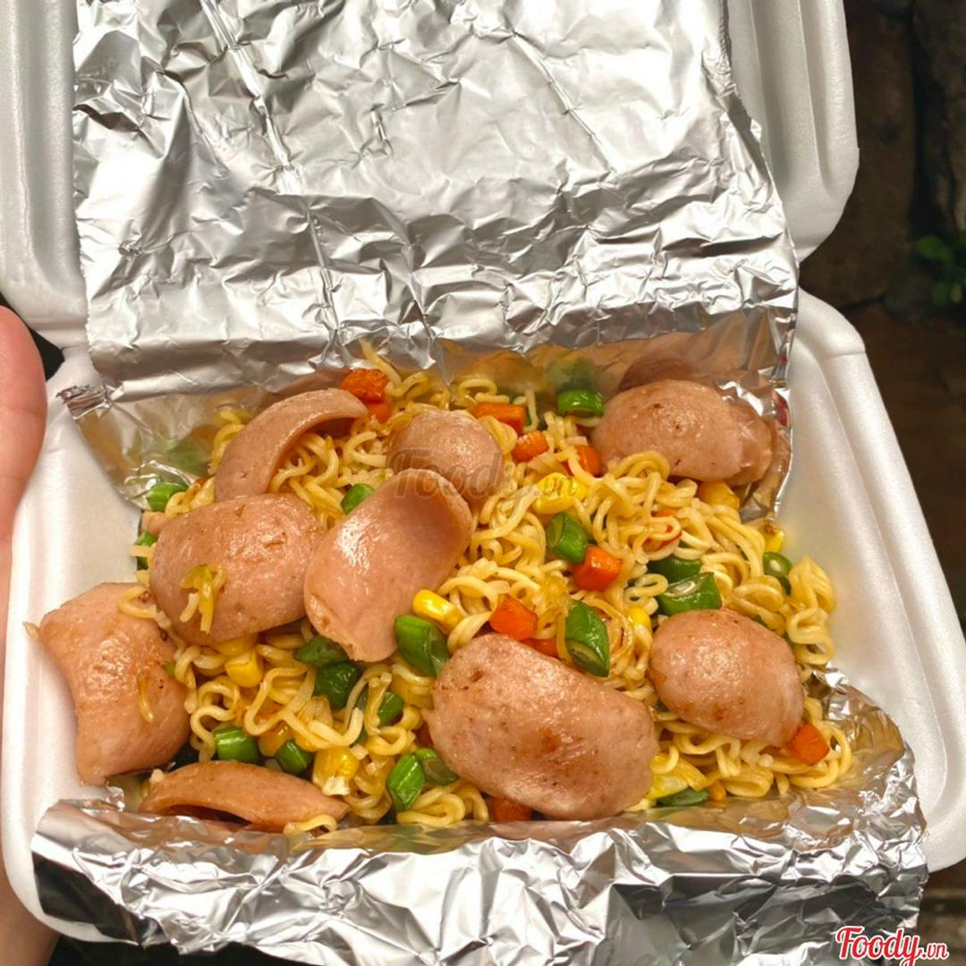 my-xao-xuc-xich-rau-cu-ac-biet