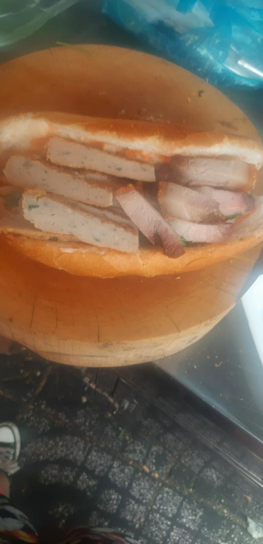 banh-mi-heo-quay-cha-ca