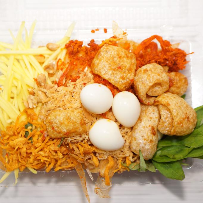 banh-trang-tron-da-heo-chien-gion