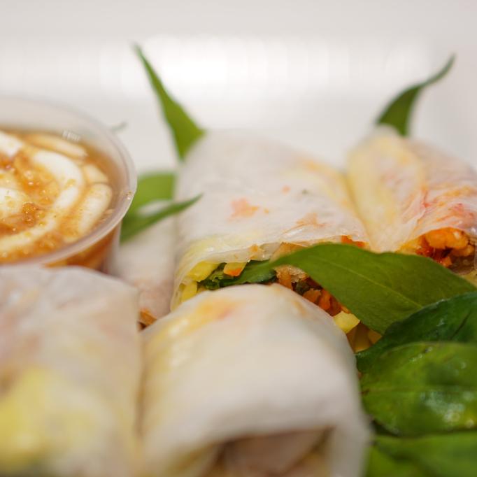 banh-trang-cuon-cham-mam-me