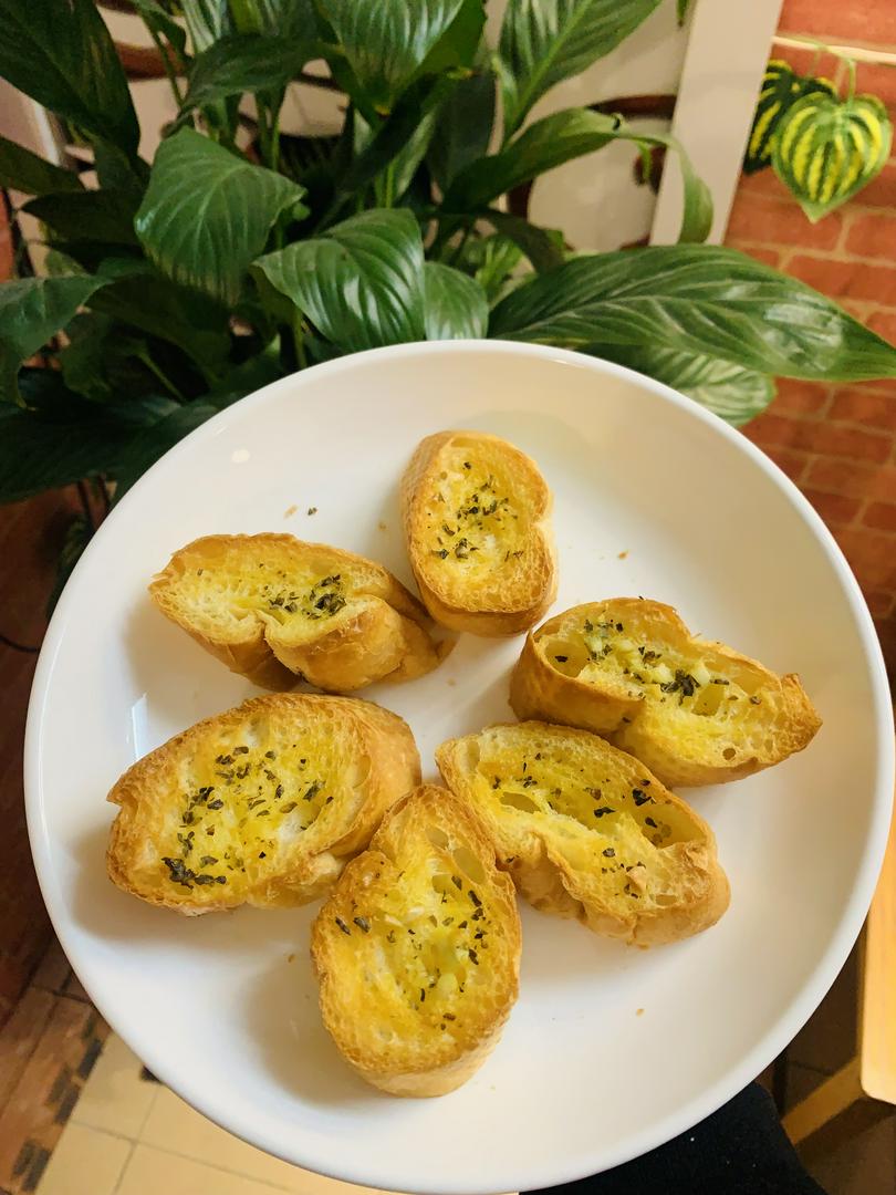 garlic-butter-bread-banh-mi-nuong-bo-toi-6-lat