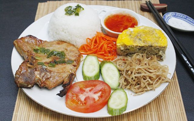 thuy-linh-chau-com-tam-sai-gon-trang-thi