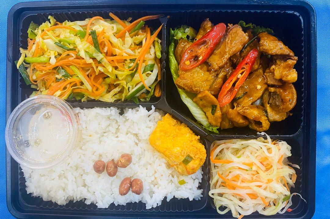 com-thit-heo-rang-chay-canh