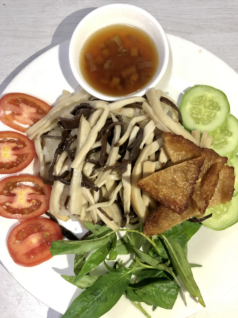 com-nam-xao-suon-non-chay