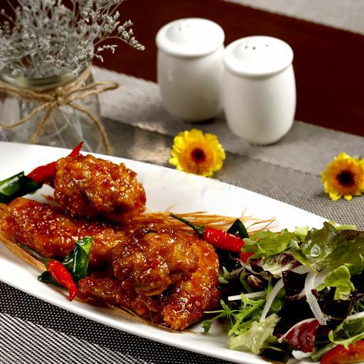 canh-ga-chien-sot-tom-yum-kieu-thai