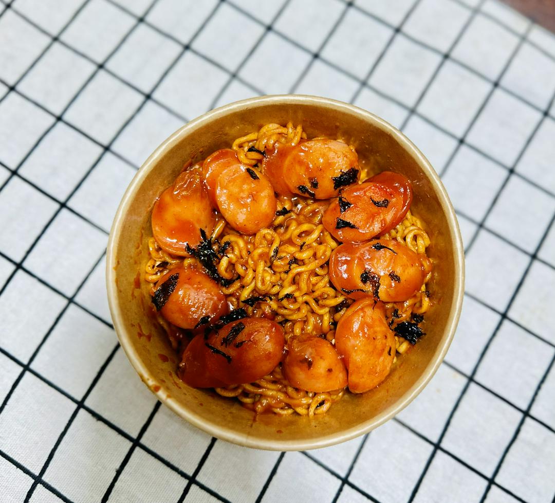 Mì trộn sốt cay xúc xích