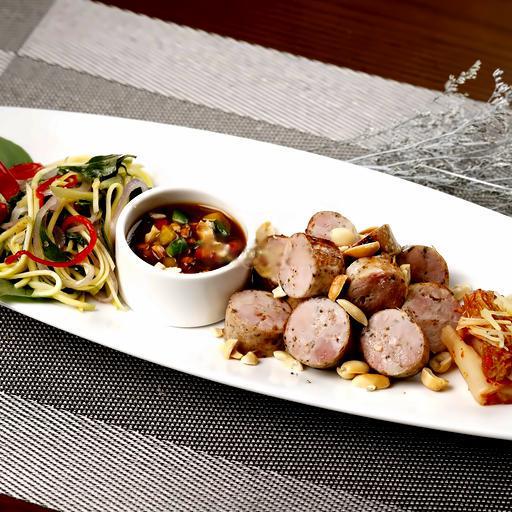 xuc-xich-lao-an-kem-goi-xoai