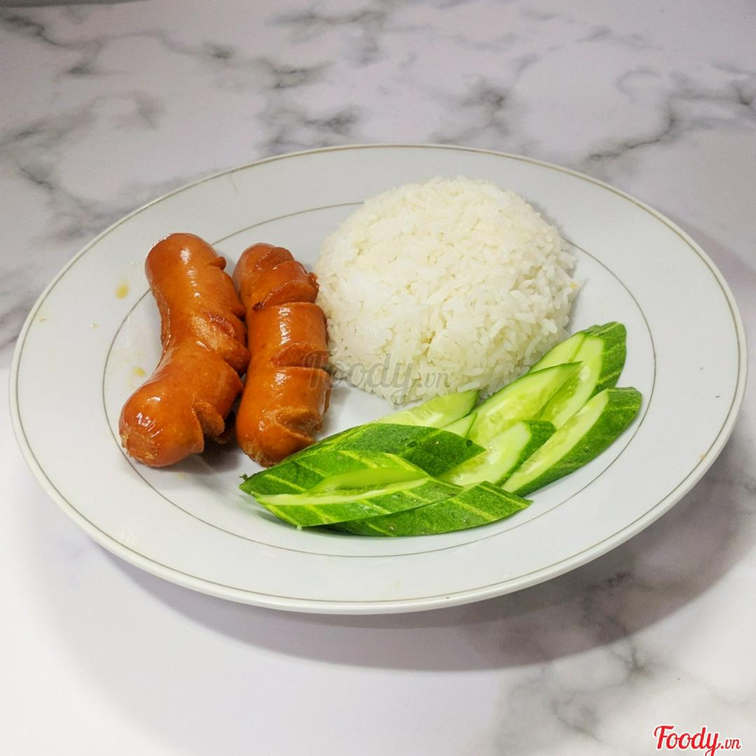 2-phan-com-xuc-xich-uc