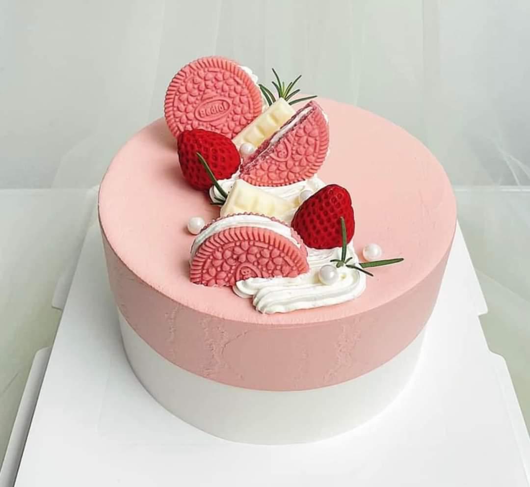 banh-kem-trang-hong-giua-oreo-hong-dau-tay-huong-thao