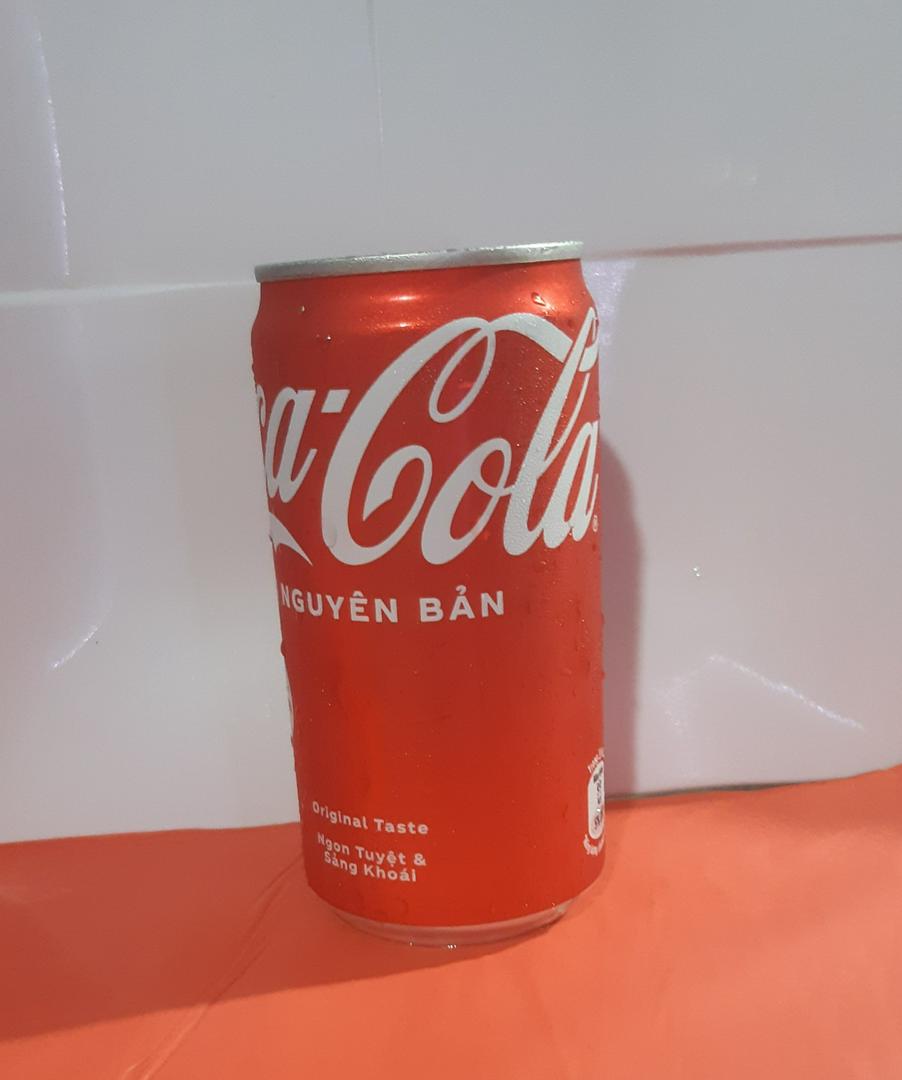 coca-lon-lanh-235-ml-kem-ly-a