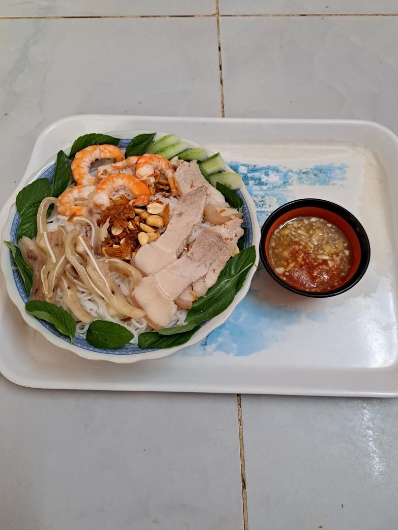 thap-cam-tom-thit-luoc-tai-heo-bun-mam-niem-hoac-mam-chua-ngot