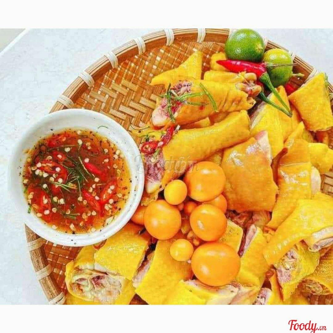 ga-ta-om-trung-u-muoi-hoa-tieu-1-con-bo-au-chan