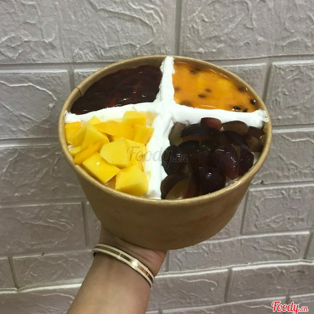 banh-bong-lan-kem-tuoi-mix-hoa-qua-hop-giay-tron