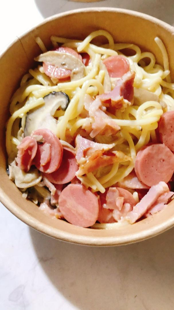 spaghetti-xuc-xich-bacon-sot-kem-nam