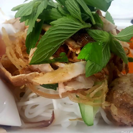 banh-tam-bi-bi-thit-xiu-mai