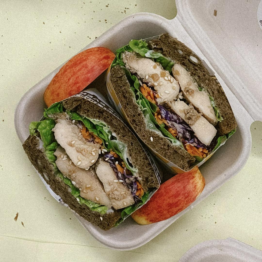 banh-mi-en-sandwich-ga-teriyaki-teriyaki-chicken-rye-sandwich