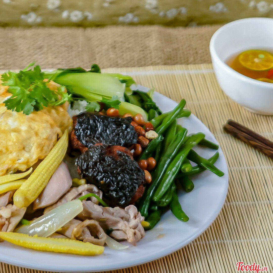 com-thit-xao-trung-ran-la-lot