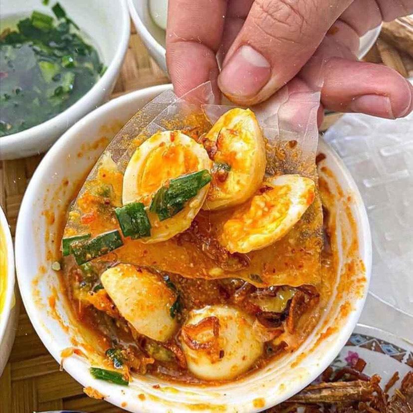 banh-trang-cham-sot-mo-hanh-toi-trung