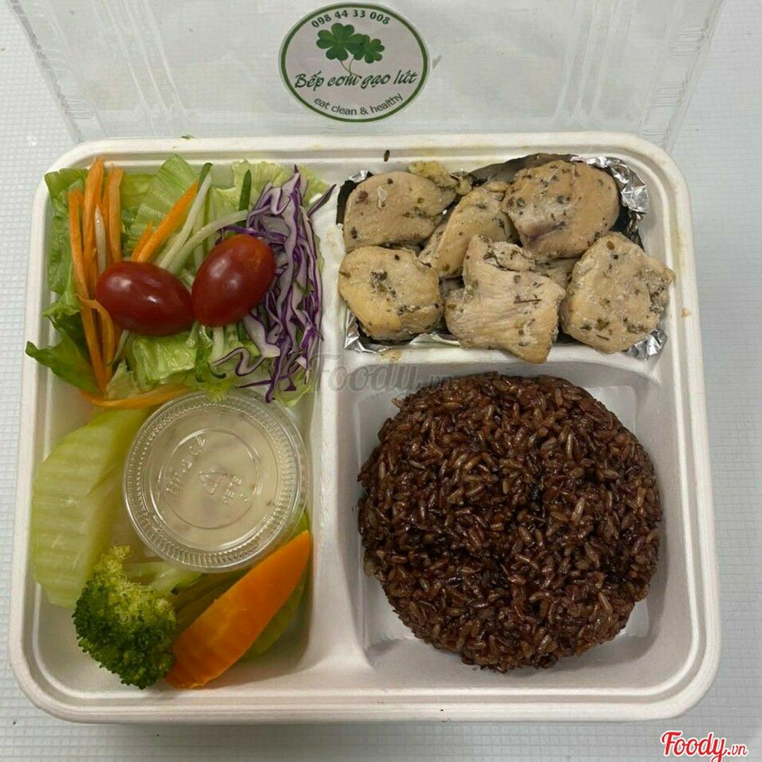 combo-ac-biet-com-gao-lut-va-salad-uc-ga-nuong-la-thom