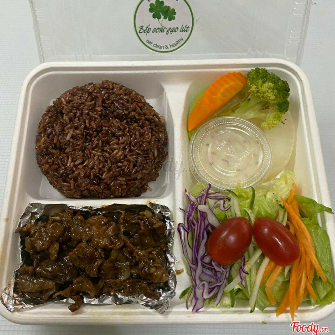 combo-ac-biet-com-gao-lut-va-salad-bo-sot-tieu-en
