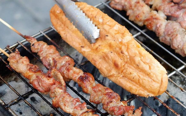 thit-xien-nuong-bo-e-banh-mi-lam-ha