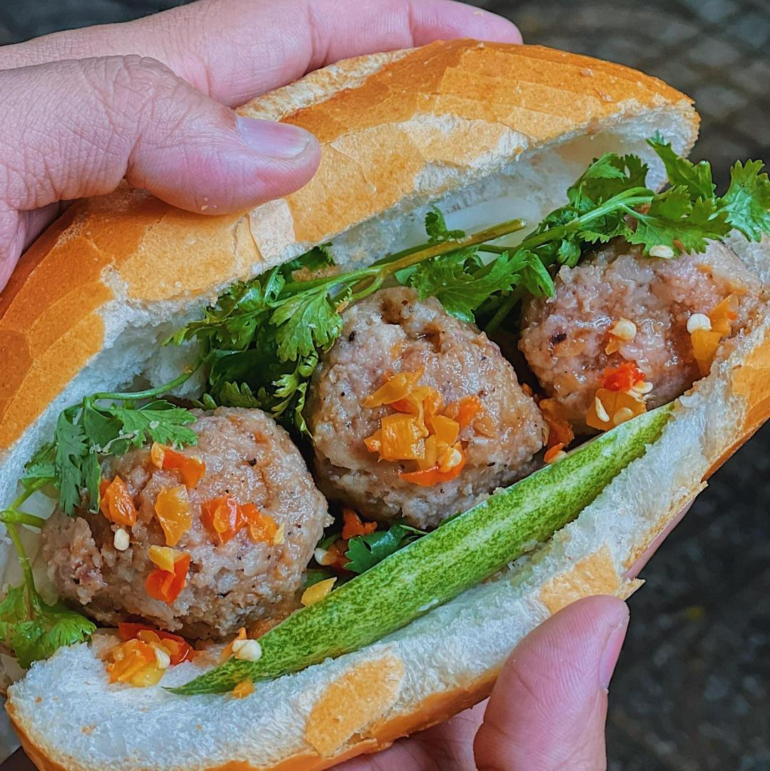 banh-mi-xiu-mai-op-la