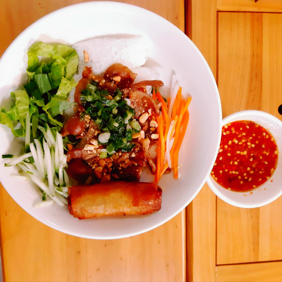 banh-hoi-thit-nuong-cha-gio